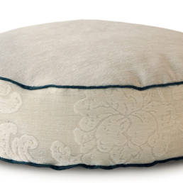 Medium Dog Bed - Cosy Cream Velvet front - 03 - Wolves and Lions